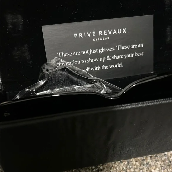 Bold Black Rectangular Sunglasses with Oversized Style - Picture 3 of 9